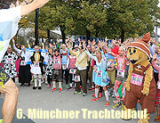 30. München Marathon: Schaulaufen der Nationen beim 6. Münchner Trachtenlauf am 10.10.2015. Fotos & Video (©Foto: Martin Schmitz)